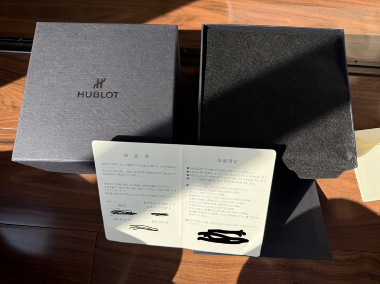 ウブロ クラシックフュージョン ウブロ クラシック・フュージョン アエロ・フュージョン ムーンフェイズ チタニウム ダイヤモンド（高級時計）の商品画像 - 査定依頼日：2025年8月7日 - 最高査定価格：1,800,000円