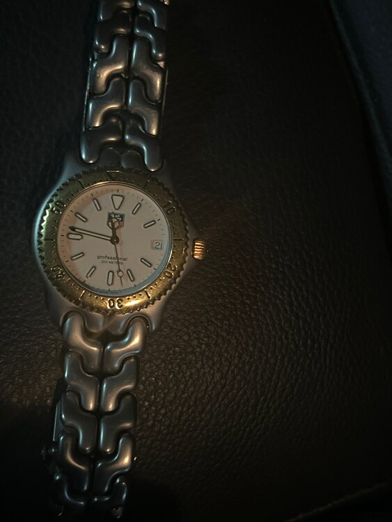 タグホイヤー その他 プロフェッショナル200（高級時計）の商品画像 - 査定依頼日：2024年12月22日 - 最高査定価格：20,000円