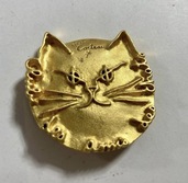 猫の頭のブローチ ジャンコクトー金メッキ 　サイン入り（美術品・骨董品）の商品画像 - 査定依頼日：2026年5月15日 - 最高査定価格：100,000円