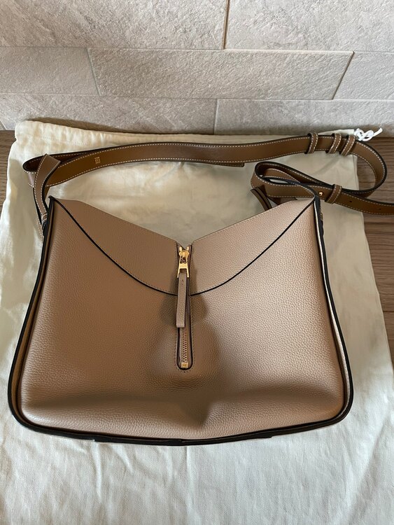 ロエベハンモックスモールサンド（ブランドバッグ）の商品画像 - 査定依頼日：2025年3月5日 - 最高査定価格：140,000円