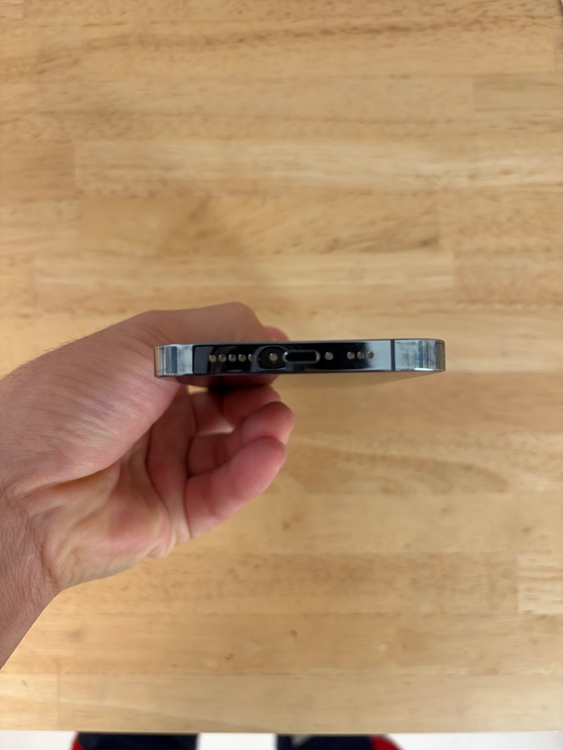 MLUK3J/A（スマホ）の商品画像 - 査定依頼日：2026年2月28日 - 最高査定価格：46,000円