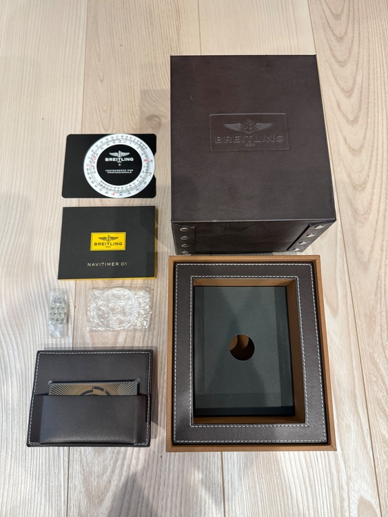 ブライトリング ナビタイマー A022B01n（高級時計）の商品画像 - 査定依頼日：2025年11月25日 - 最高査定価格：550,000円