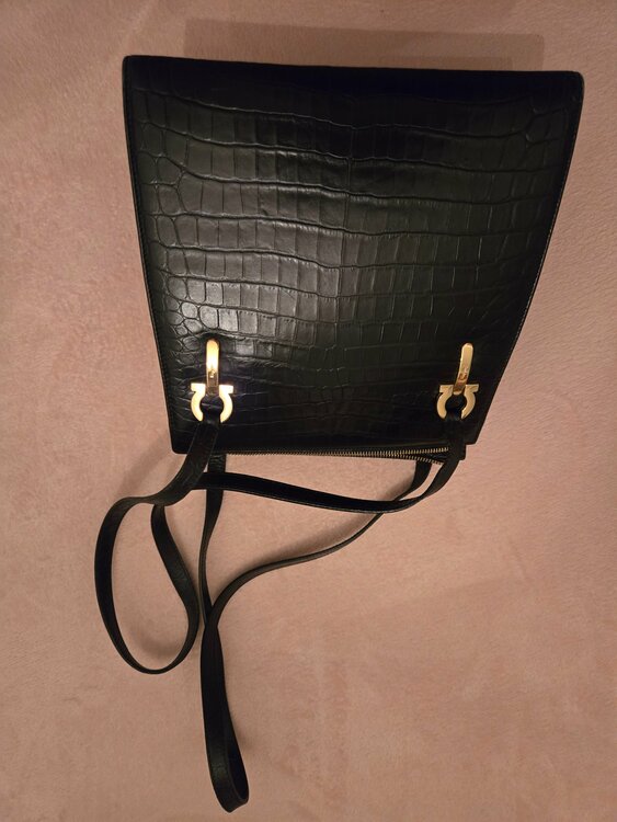 ガンチーニ　クロコ型押し黒（ブランドバッグ）の商品画像 - 査定依頼日：2026年4月7日 - 最高査定価格：10,000円