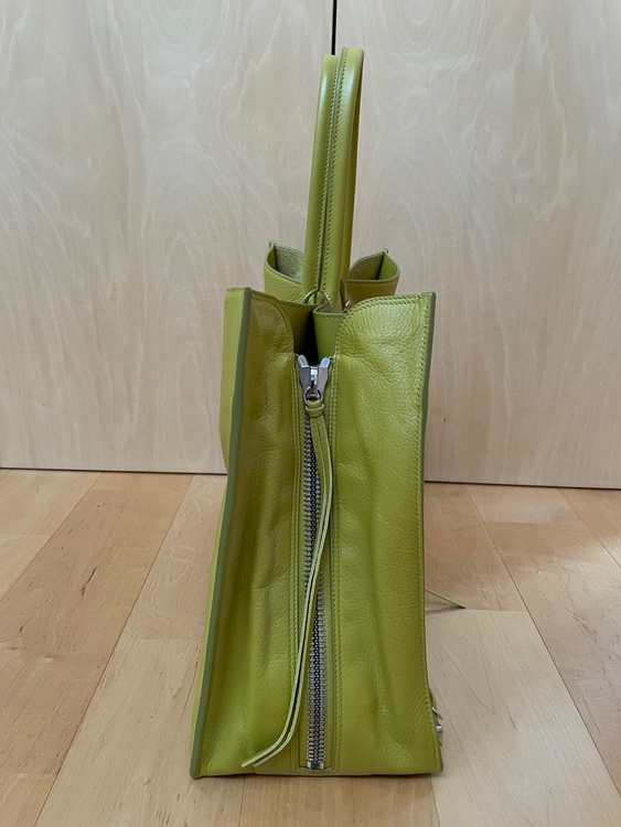 ジップアラウンド　A4   イエロー（古着・ファッション）の商品画像 - 査定依頼日：2026年3月23日 - 最高査定価格：43,000円