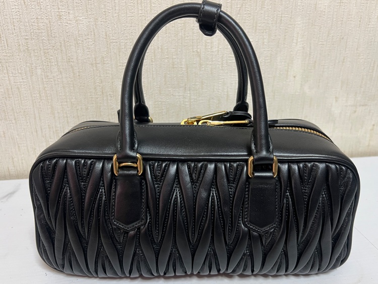 ミュウミュウ  （ブランドバッグ）の商品画像 - 査定依頼日：2025年7月28日 - 最高査定価格：270,000円