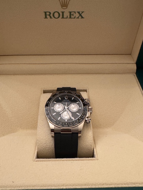 ・デイトナLN WG(ブラック/シルバー)（高級時計）の商品画像 - 査定依頼日：2025年6月12日 - 最高査定価格：5,900,000円