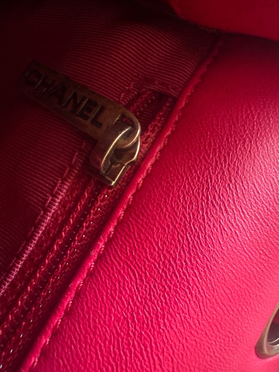 CHANELデザインステッチ ショルダーバッグ赤（ブランドバッグ）の商品画像 - 査定依頼日：2026年4月27日 - 最高査定価格：300,000円