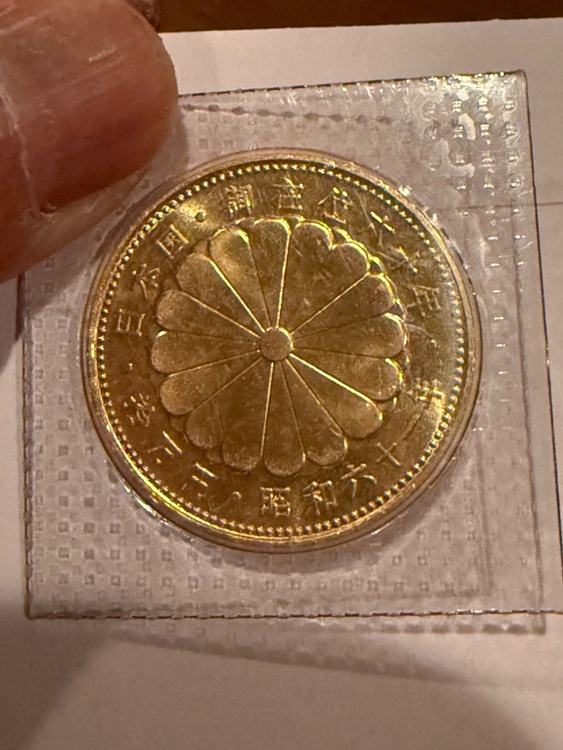 天皇即位60周年記念10万円金貨（金・貴金属）の商品画像 - 査定依頼日：2026年1月21日 - 最高査定価格：520,000円