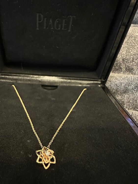 ピアジェ　ローズ　ネックレス（宝石）の商品画像 - 査定依頼日：2024年12月24日 - 最高査定価格：200,000円