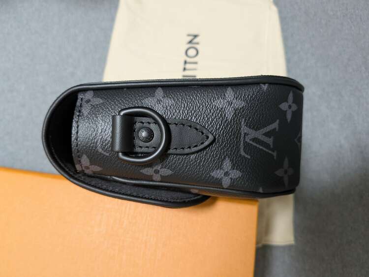 モノグラム エクリプス アルファ ウエアラブルウォレット（ブランドバッグ）の商品画像 - 査定依頼日：2025年4月25日 - 最高査定価格：260,000円