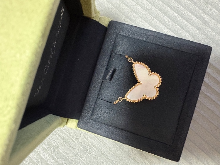 ヴァンクリ　ラッキーアルハンブラ　パピヨン（金・貴金属）の商品画像 - 査定依頼日：2026年3月24日 - 最高査定価格：450,000円