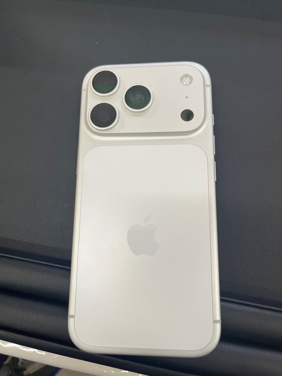 iPhone iPhone 17 Pro 256GB docomo（スマホ）の商品画像 - 査定依頼日：2026年8月24日 - 最高査定価格：135,000円