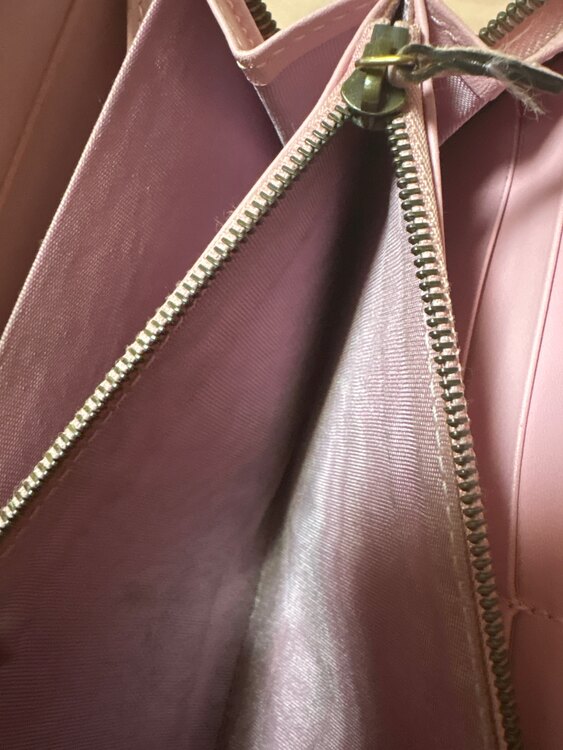 グッチ GUCCI GGスプリーム ストロベリープリント 長財布（ブランド財布・小物）の商品画像 - 査定依頼日：2025年2月8日 - 最高査定価格：10,000円