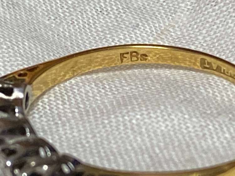 イギリスのアンティークリング　18金　サファイヤ　重さは2.2g 18金、サファ（金・貴金属）の商品画像 - 査定依頼日：2023年10月4日 - 最高査定価格：16,000円