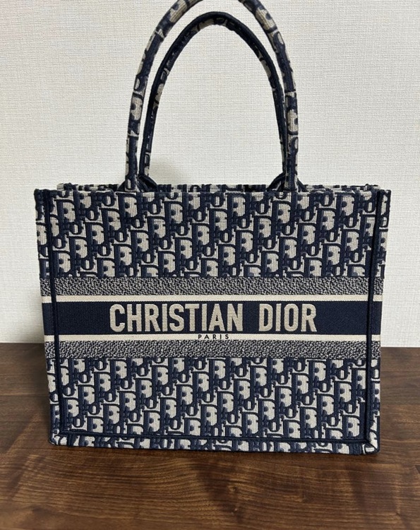 DIOR BOOK TOTE MEDIUM（ブランドバッグ）の商品画像 - 査定依頼日：2026年4月15日 - 最高査定価格：190,000円