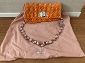 ミュウミュウバッグ　コーラル色（ブランドバッグ）の商品画像 - 査定依頼日：2024年12月2日 - 最高査定価格：45,000円