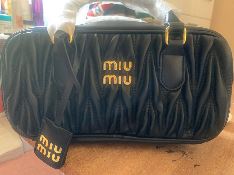 ミュウミュウ  （ブランドバッグ）の商品画像 - 査定依頼日：2025年6月2日 - 最高査定価格：240,000円