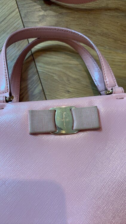 フェラガモ  （ブランドバッグ）の商品画像 - 査定依頼日：2025年2月20日 - 最高査定価格：15,000円