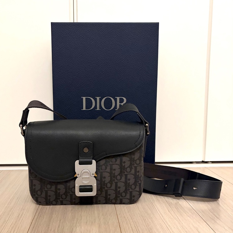 ディオール　オブリーク サドル フラップ メッセンジャーバッグ　スモール　黒　ジ（ブランドバッグ）の商品画像 - 査定依頼日：2026年1月9日 - 最高査定価格：160,000円