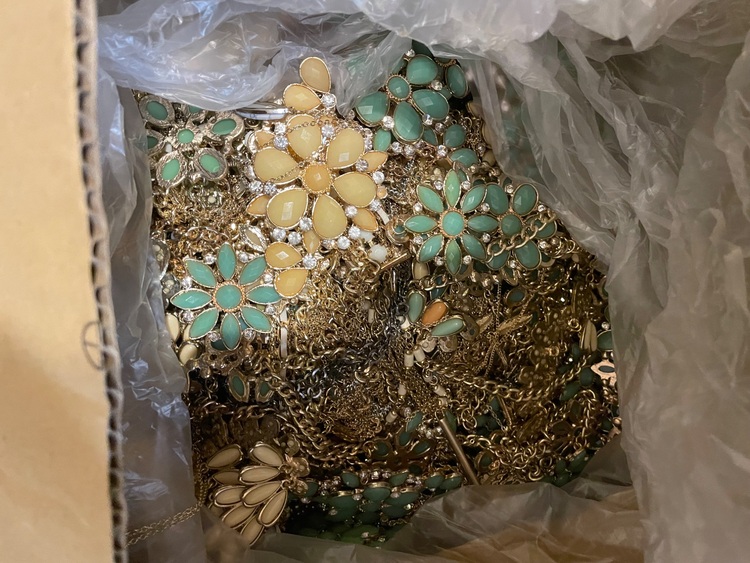 メッキアクセサリー　90キロ（金・貴金属）の商品画像 - 査定依頼日：2025年7月21日 - 最高査定価格：25,000円