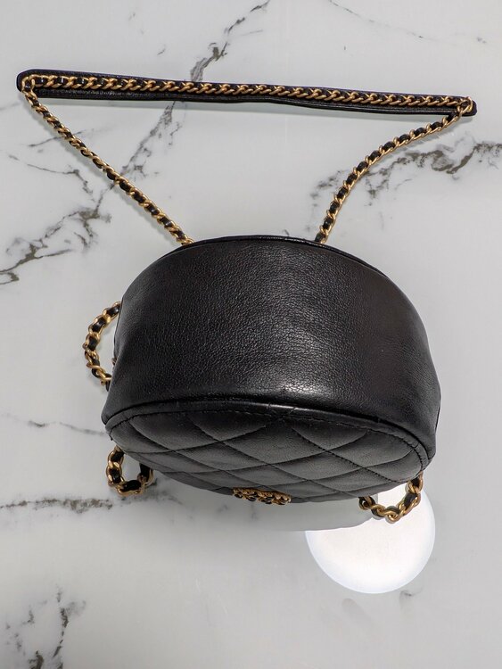 CHANEL マトラッセ ラウンド チェーンショルダー ミニ バッグ レザー ゴールド金具（ブランドバッグ）の商品画像 - 査定依頼日：2026年8月31日 - 最高査定価格：100,000円