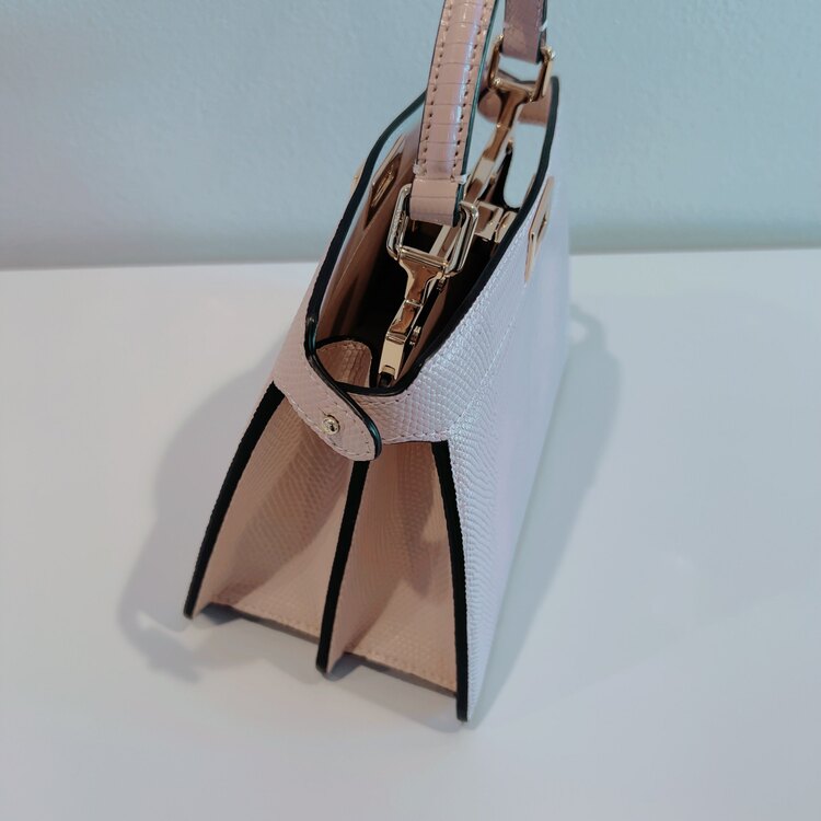 フェンディ  （ブランドバッグ）の商品画像 - 査定依頼日：2025年4月20日 - 最高査定価格：350,000円