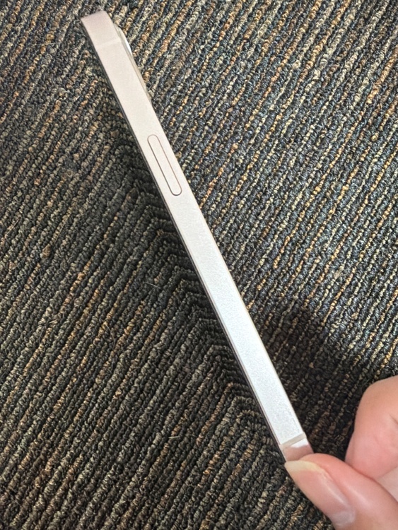 iPhone iPhone 13 256GB SIMフリー（スマホ）の商品画像 - 査定依頼日：2026年9月12日 - 最高査定価格：32,000円