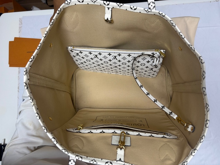 ルイヴィトン トートバッグ ネヴァーフル MM ジャイアント モノグラム カーキ（ブランドバッグ）の商品画像 - 査定依頼日：2025年9月26日 - 最高査定価格：220,000円