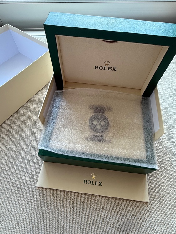 コスモグラフ デイトナ オイスター, 40 mm, ホワイトゴールド（高級時計）の商品画像 - 査定依頼日：2025年9月7日 - 最高査定価格：6,480,000円