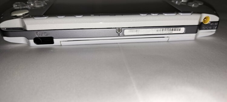 Playstation Portable PSP-3000 パールホワイト（ゲーム機本体・ゲームソフト）の商品画像 - 査定依頼日：2026年7月15日 - 最高査定価格：4,000円