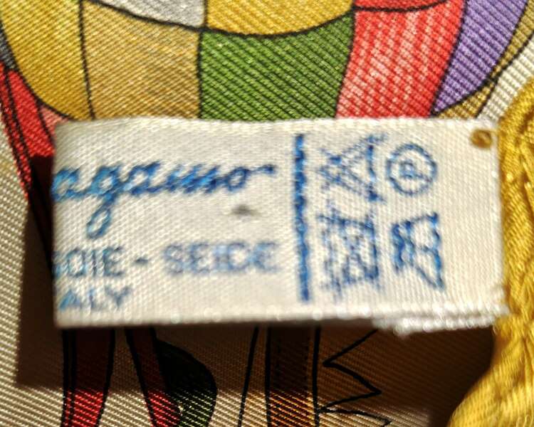 サルバトーレ•フェラガモ　大判スカーフ（古着・ファッション）の商品画像 - 査定依頼日：2025年5月22日 - 最高査定価格：1,800円