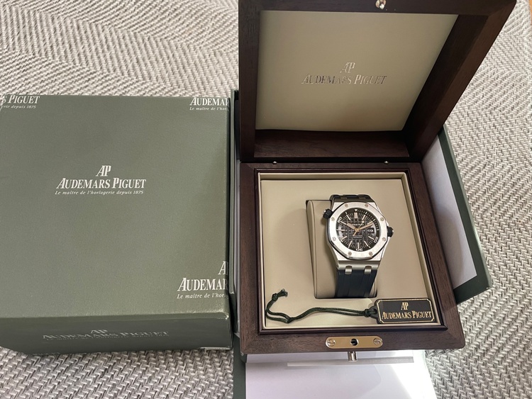 オーデマピゲ ロイヤルオークオフショア 1570（高級時計）の商品画像 - 査定依頼日：2026年2月19日 - 最高査定価格：2,550,000円