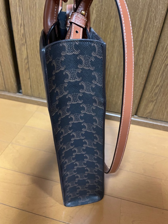 セリーヌ CELINE スモール バーティカル カバ トリオンフ トート（ブランドバッグ）の商品画像 - 査定依頼日：2025年10月26日 - 最高査定価格：100,000円