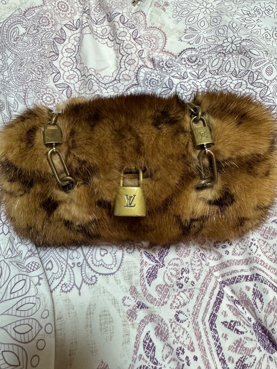 ヴィトン モノグラム ミンク ミニパピヨン （ブランドバッグ）の商品画像 - 査定依頼日：2025年6月29日 - 最高査定価格：1,000,000円