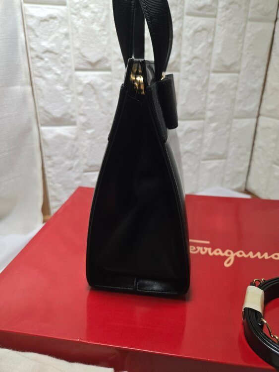 ヴァラ（Vara）リボン トップハンドル バッグと考えられます。（ブランドバッグ）の商品画像 - 査定依頼日：2026年2月24日 - 最高査定価格：20,000円