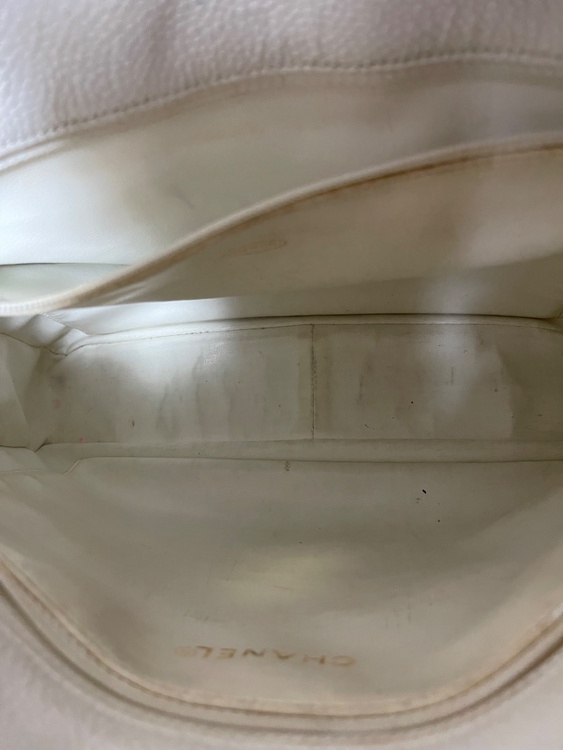 CHANEL キャビアスキン　チェーンバック白（ブランドバッグ）の商品画像 - 査定依頼日：2026年4月29日 - 最高査定価格：100,000円