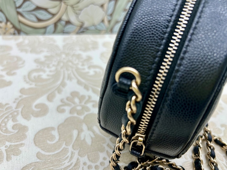 ラウンド型キャビアスキンチェーンショルダー（ブランドバッグ）の商品画像 - 査定依頼日：2026年2月20日 - 最高査定価格：220,000円