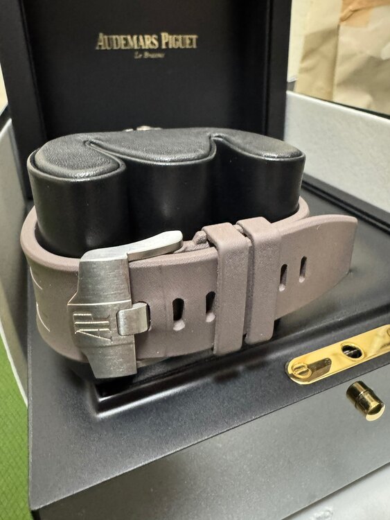 ロイヤルオークオフショア（高級時計）の商品画像 - 査定依頼日：2025年3月29日 - 最高査定価格：5,900,000円