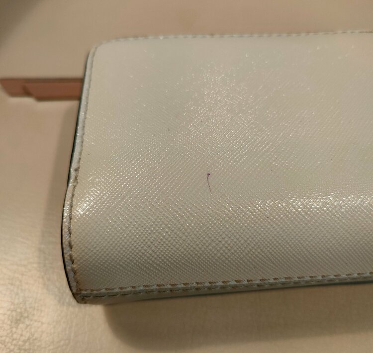 マークジェイコブス　ザ スナップショット ミニ コンパクトウォレット  二つ折り（古着・ファッション）の商品画像 - 査定依頼日：2026年3月22日 - 最高査定価格：1,500円