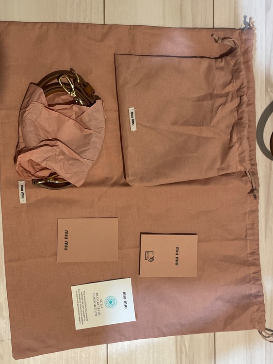 ミュウミュウ  （ブランドバッグ）の商品画像 - 査定依頼日：2025年6月30日 - 最高査定価格：220,000円