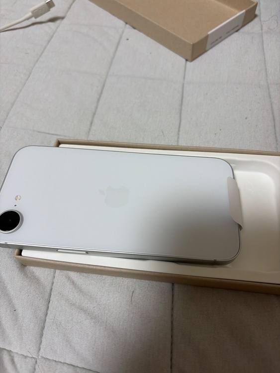 iPhone iPhone 16e 256GB SIMフリー（スマホ）の商品画像 - 査定依頼日：2026年8月26日 - 最高査定価格：71,000円
