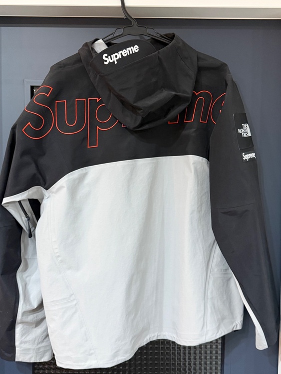 Supreme x The North Face Taped Seam Shel（古着・ファッション）の商品画像 - 査定依頼日：2026年2月13日 - 最高査定価格：35,000円