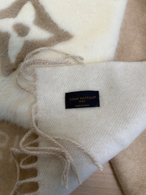 モノグラムカシミヤ100大判ストール未使用（古着・ファッション）の商品画像 - 査定依頼日：2025年11月12日 - 最高査定価格：70,000円