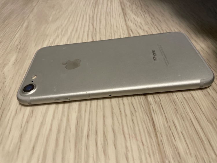 iPhone7 128GB au（スマホ）の商品画像 - 査定依頼日：2026年3月10日 - 最高査定価格：2,500円