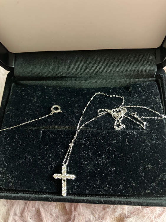 ダイヤの十字架ネックレス（金・貴金属）の商品画像 - 査定依頼日：2025年10月5日 - 最高査定価格：50,000円