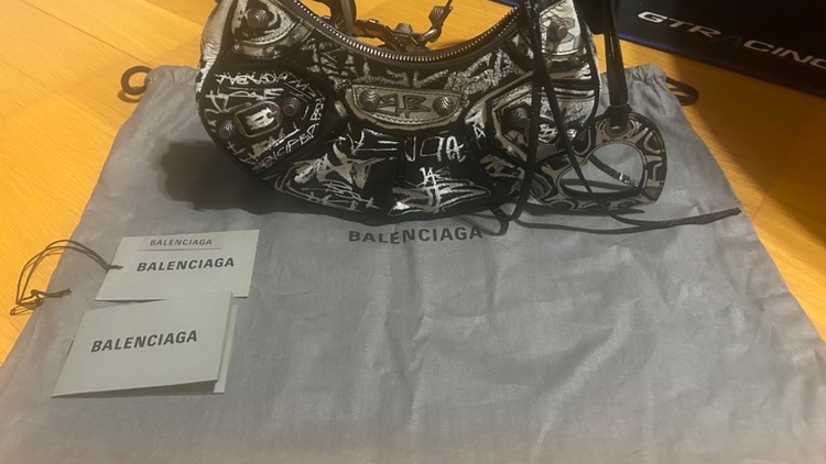 バレンシアガ  （ブランドバッグ）の商品画像 - 査定依頼日：2025年6月11日 - 最高査定価格：120,000円