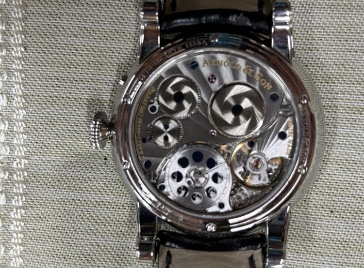ARNOLD & SON パーペチュアル　1GLAS.B01A.C122S（高級時計）の商品画像 - 査定依頼日：2026年5月11日 - 最高査定価格：100,000円