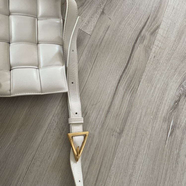 パデッドカセット（ブランドバッグ）の商品画像 - 査定依頼日：2025年8月21日 - 最高査定価格：130,000円