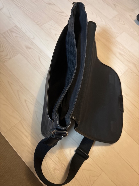 LOUIS VUITTON ルイ・ヴィトン ダミエ・グラフィット ショルダーバッ（ブランドバッグ）の商品画像 - 査定依頼日：2025年8月20日 - 最高査定価格：80,000円