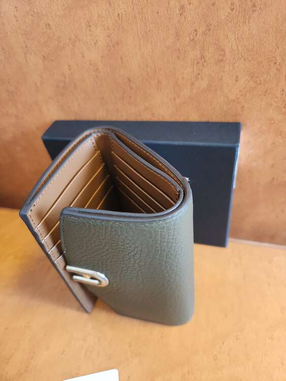 三つ折財布（ブランド財布・小物）の商品画像 - 査定依頼日：2025年2月16日 - 最高査定価格：3,000円